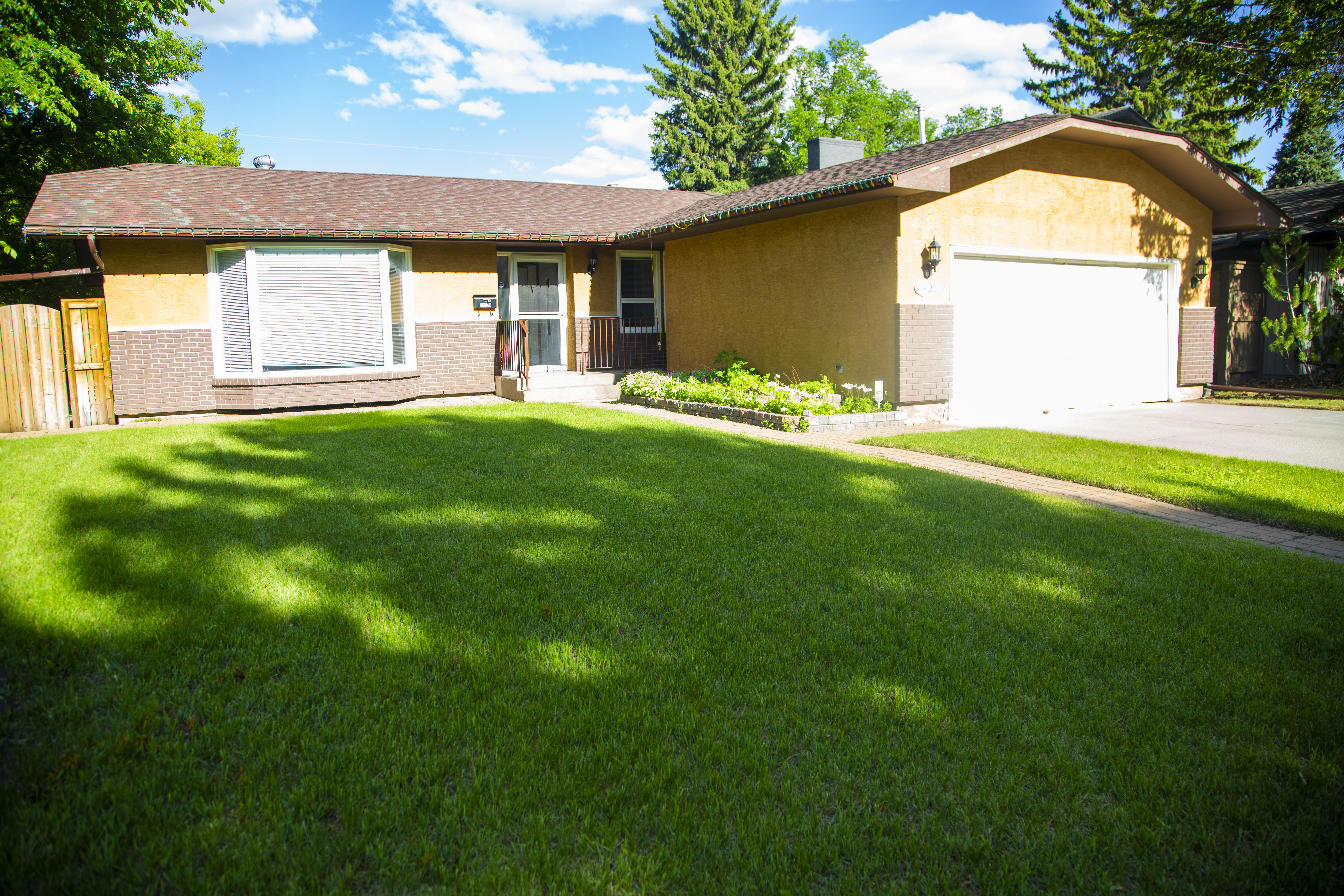 Aomega Lodge Calgary North exterior